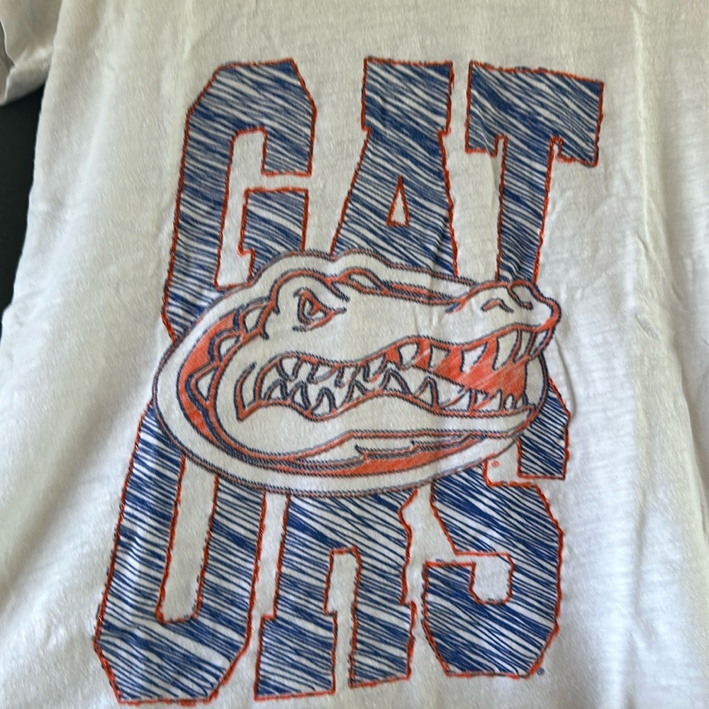 UF Gators University of Florida T-Shirt Size S, Small, PRESSBOX Brand White Vee